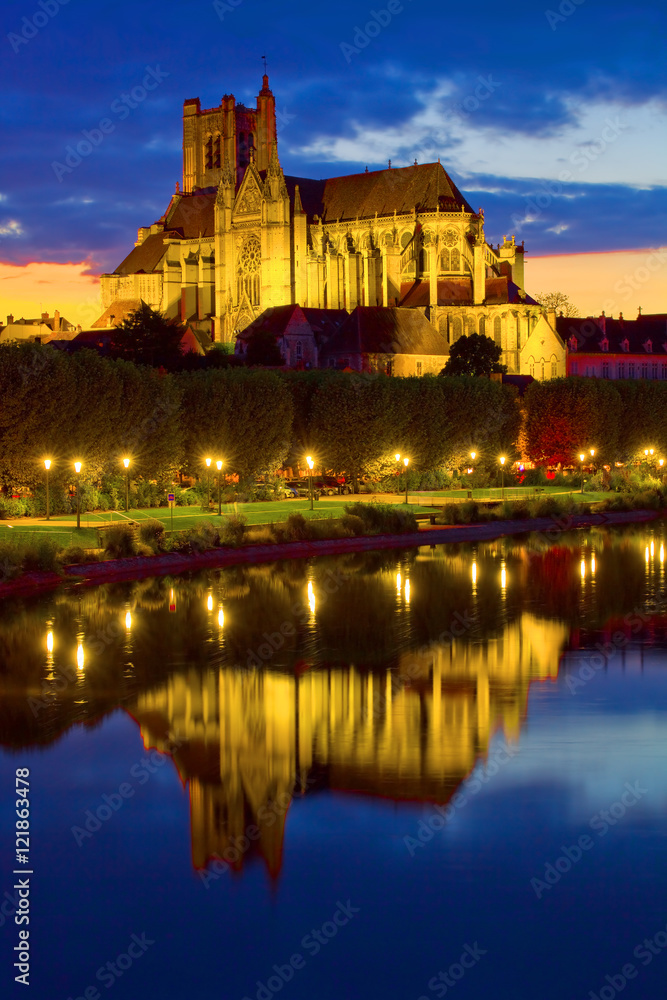 Auxerre, les bords de l'Yonne la nuit, cathédrale Saint-Étienne,  Bourgogne-Franche-Comté, 