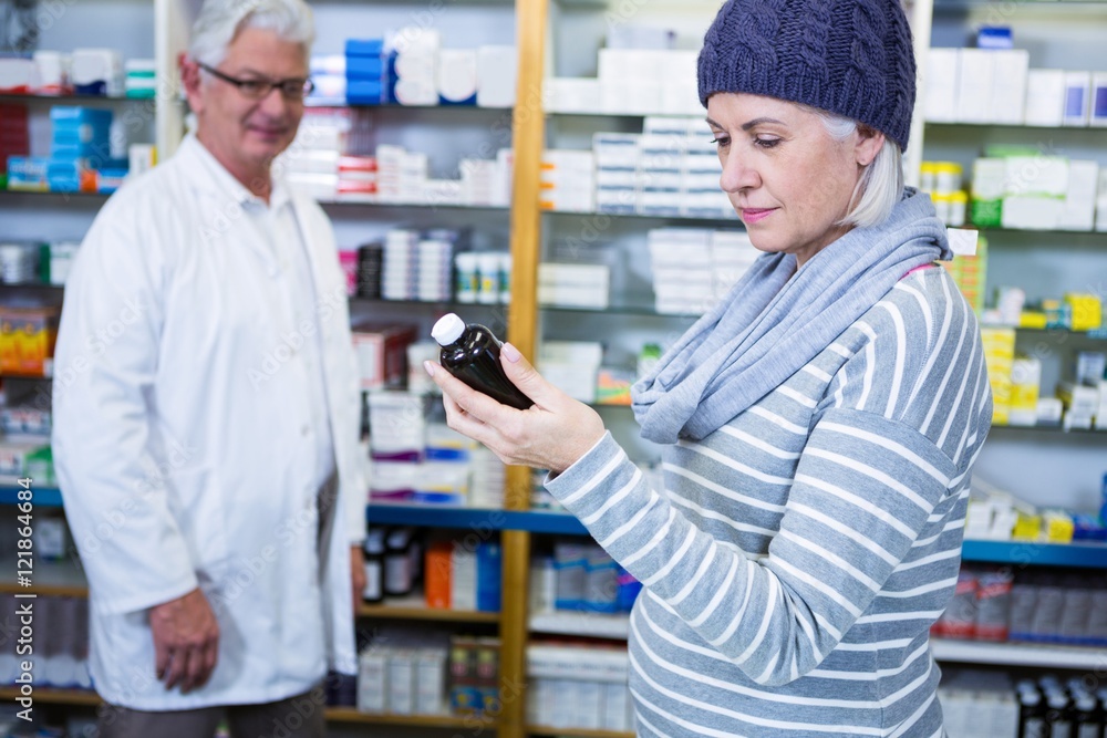 Obraz premium Customer checking medicine