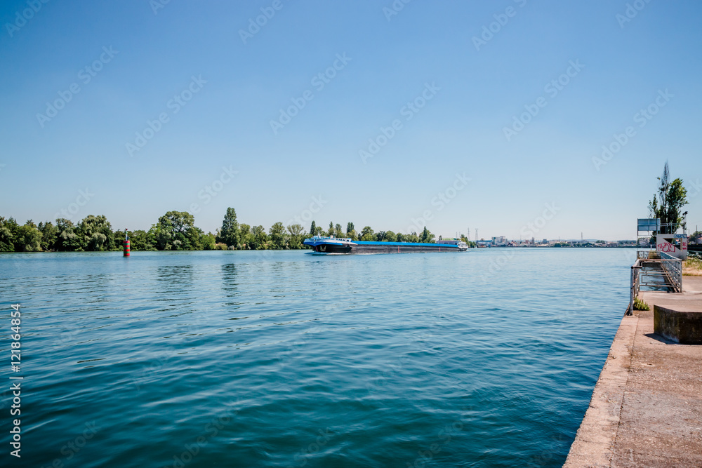 Naklejka premium Péniche entrant dans la Saône au niveau du point de confluence à Lyon