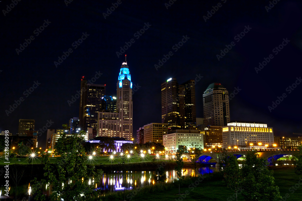 Obraz premium Columbus,Ohio skyline along the Scioto River with the Broad St. Bridge.
