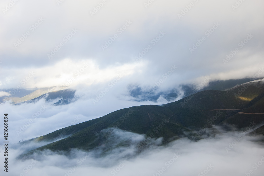 mar de nubes o nubes sobre las montañas de Las Hurdes en el norte de Cáceres, España