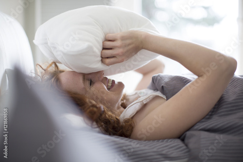 Frau im Bett beim Schlafen 