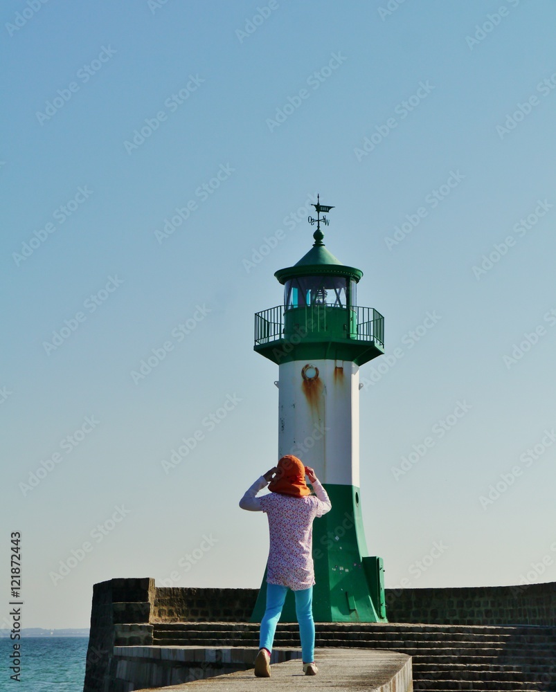 Kind läuft auf Steg zum Leuchtturm in Sassnitz