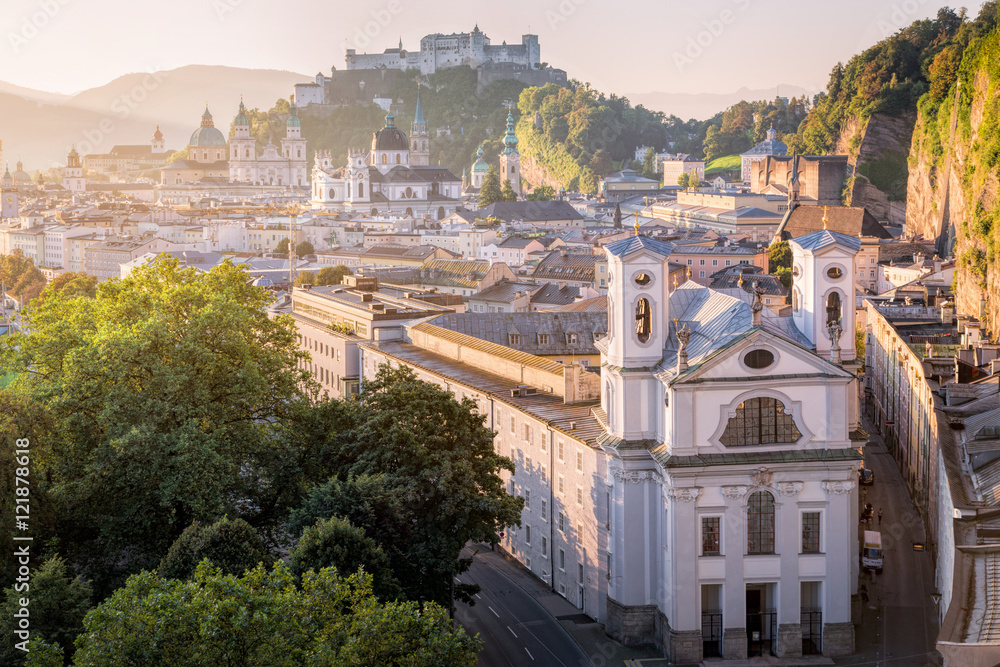Naklejka premium Widok na miasto Salzburg rano latem, Salzburg, Austria