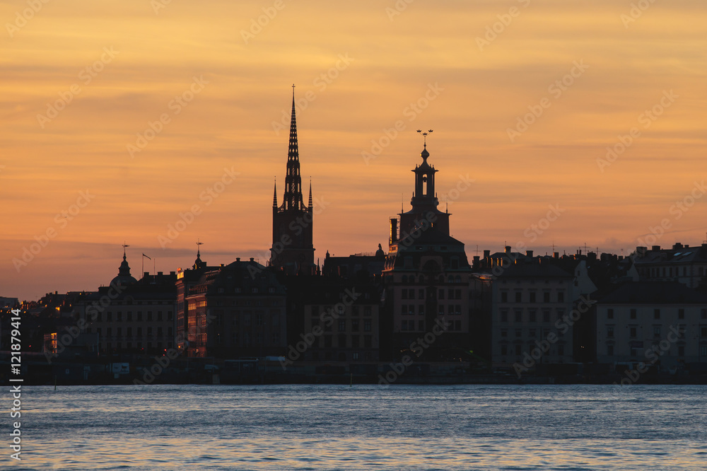 Obraz premium Piękny super szerokokątny panoramiczny widok z lotu ptaka Sztokholmu w Szwecji z portem i panoramą z krajobrazem za miastem, widziany z wieży widokowej, słoneczny letni dzień z błękitnym niebem