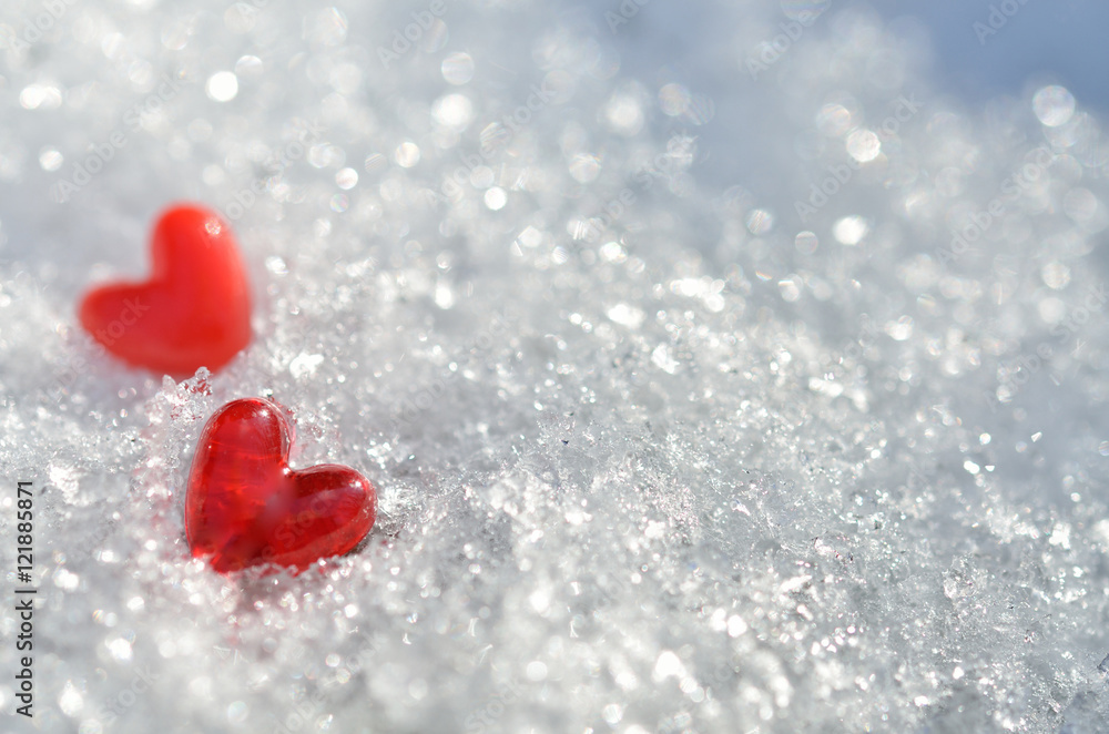 Fototapeta premium きらめく雪と赤いハート 