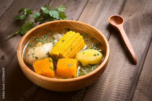 Traditionelle Chilenische Cazuela Suppe zubereitet aus Hähnchen, Mais, Kürbis und Kartoffeln, fotografiert mit natürlichem Licht (Selektiver Fokus, Fokus ein Drittel in die Suppe)