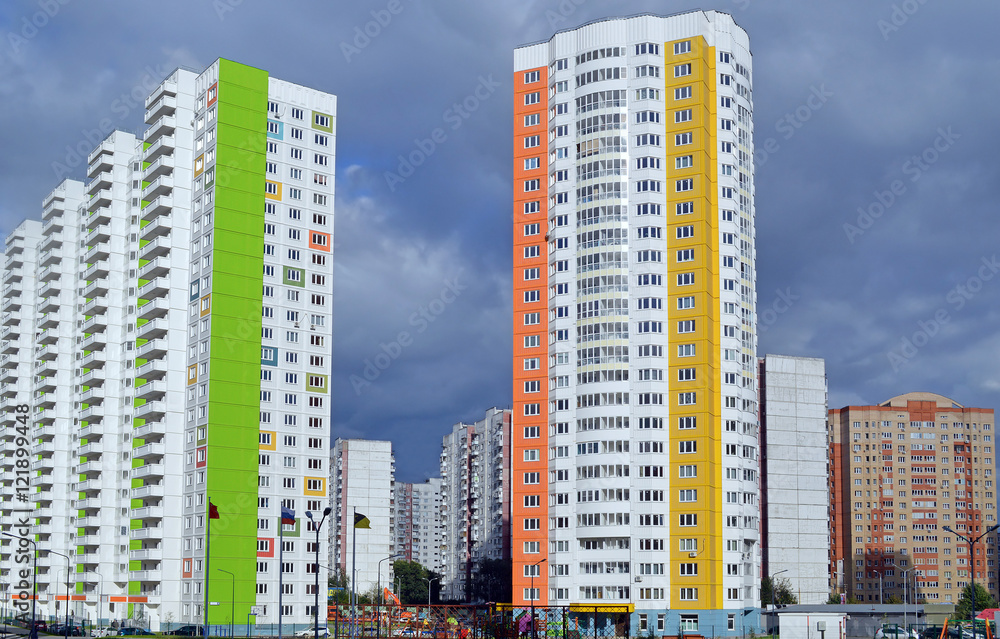 Obraz premium Новостройки на фоне старых жилых домов в районе Новокуркино (Химки) в пасмурную погоду