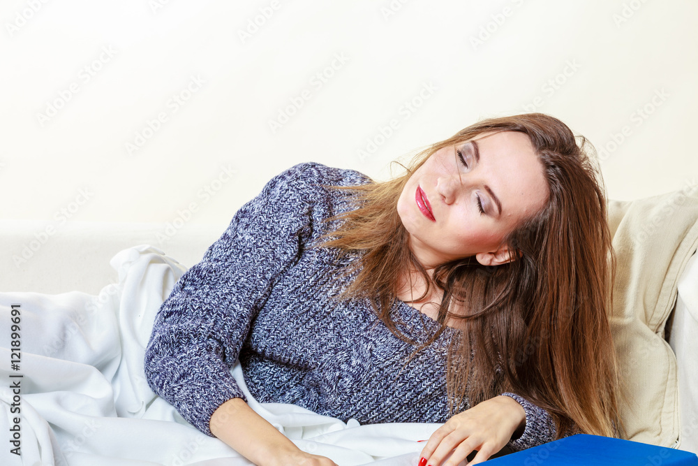 Naklejka premium Woman taking power nap after lunch