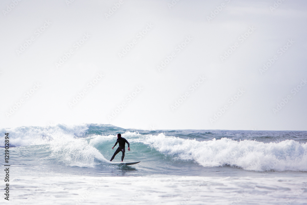 Naklejka premium having fun riding waves