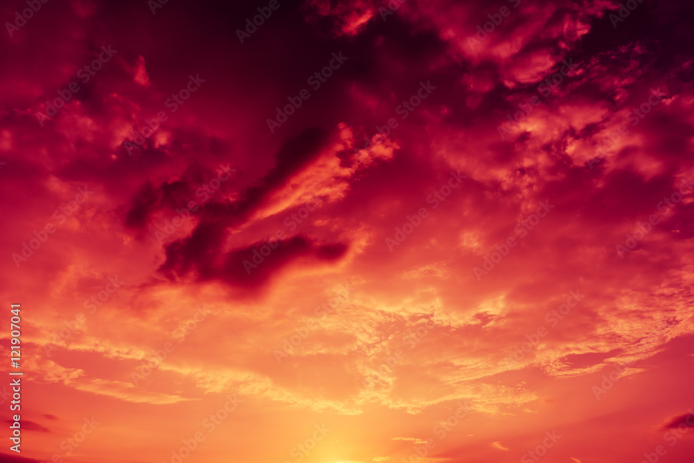 Obraz premium colorful dramatic sky with cloud at sunset