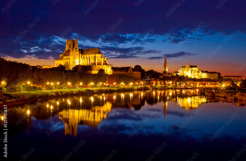 Auxerre, les bords de l'Yonne la nuit, cathédrale Saint-Étienne, abbaye Saint-germain,   Bourgogne-Franche-Comté, 