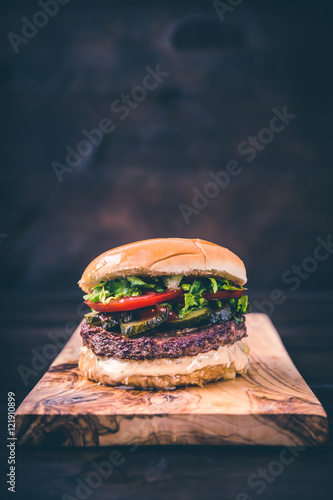 Cheese Burger auf einen Holzbrett