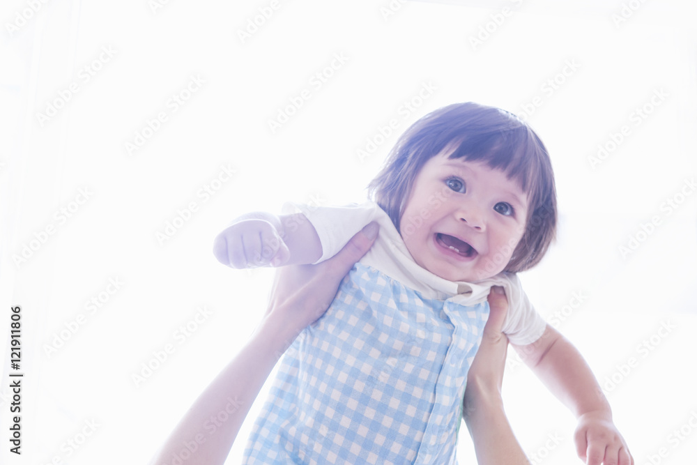 子供を抱っこする看護士 子供を抱っこする看護士