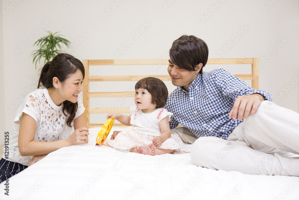 ベッドで遊ぶ家族 ベッドで遊ぶ家族