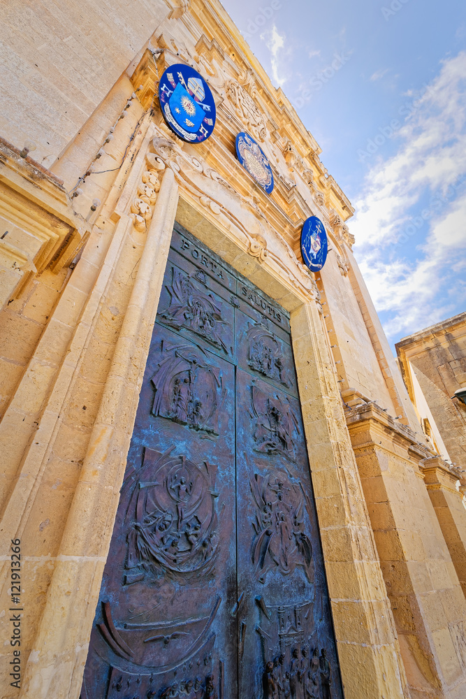 Access door to the basilica of St. George, Gozo, Malta (super wi - obrazy, fototapety, plakaty 