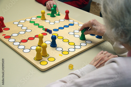 Alte Menschen beim Brettspiel