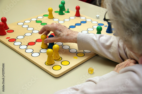 Alte Menschen beim Brettspiel