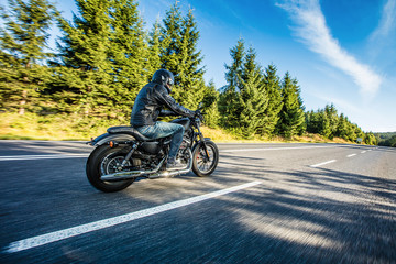 Tableau sur plexiglas Moto Gros plan moto noire fond sombre  © Lukas Gojda