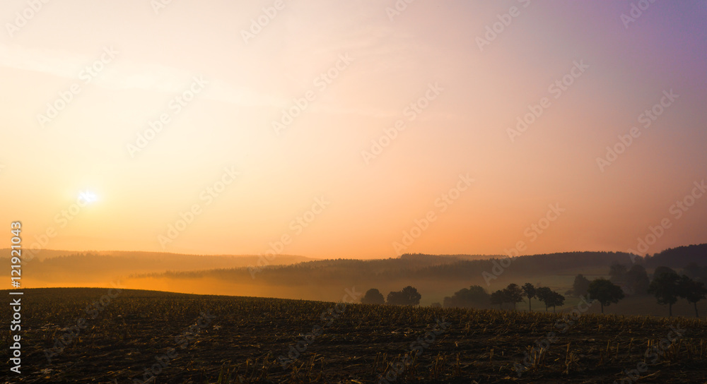 tiefstehende Sonne mit Nebel in den Tälern tiefstehende Sonne mit Nebel in den Tälern