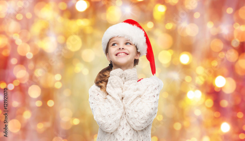 Foto dreaming girl in santa helper hat