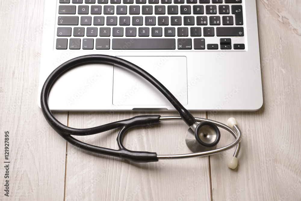 Fonendoscopio, estetoscopio, teclado de ordenador Fonendoscopio, estetoscopio, teclado de ordenador