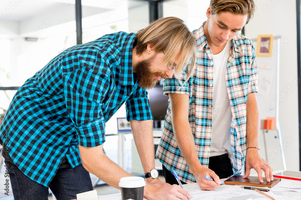 Obraz premium Two office workers at the desk