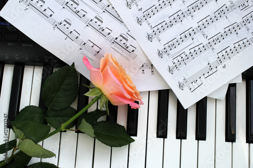 Фортепиано, ноты и цветок