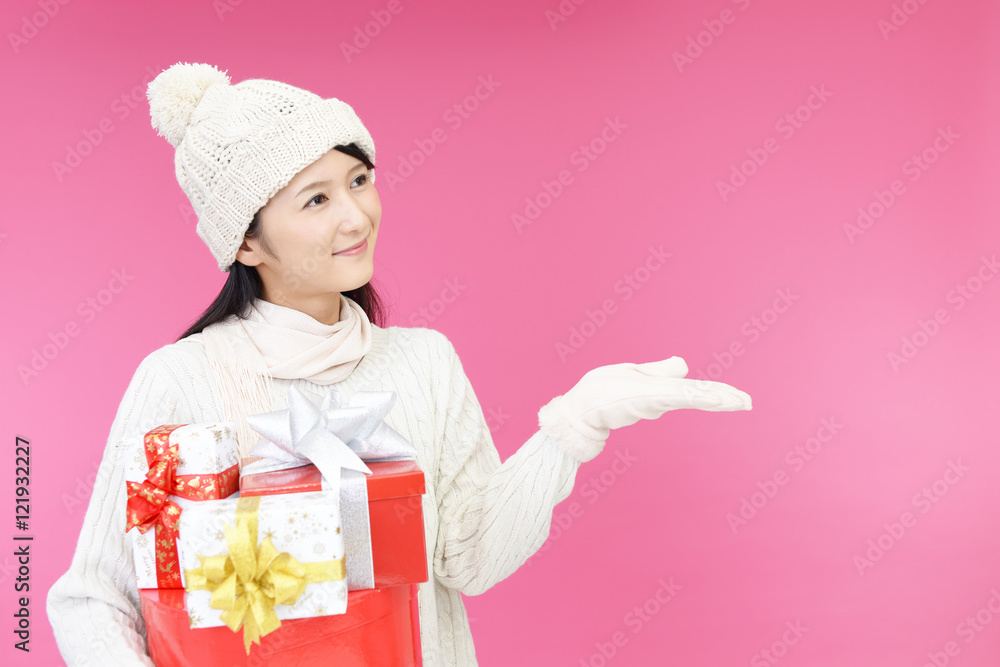 プレゼントを持つ笑顔の女性 プレゼントを持つ笑顔の女性