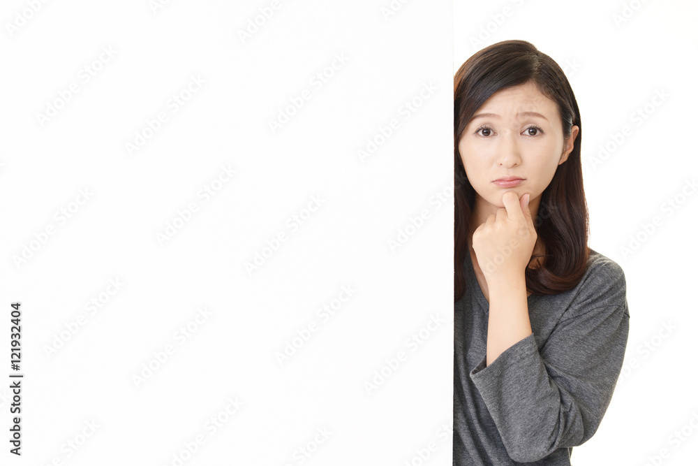 不安そうな表情の女性 不安そうな表情の女性