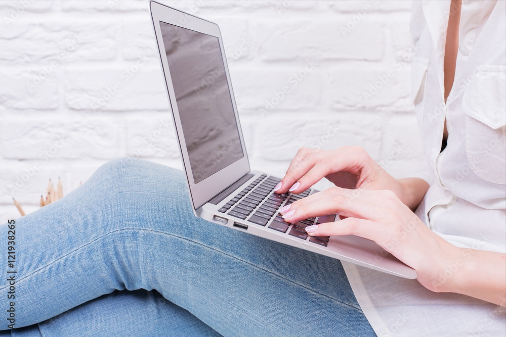 Naklejka premium Girl using laptop side