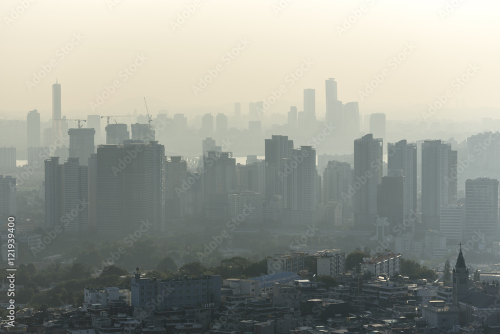Plakat Zanieczyszczenie powietrza nad Seulem - Korea Południowa. Zanieczyszczenie ekologiczne jest bardzo poważnym problemem w Azji.