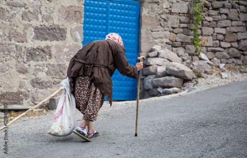 Mücadele eden yaşlı kadın photo