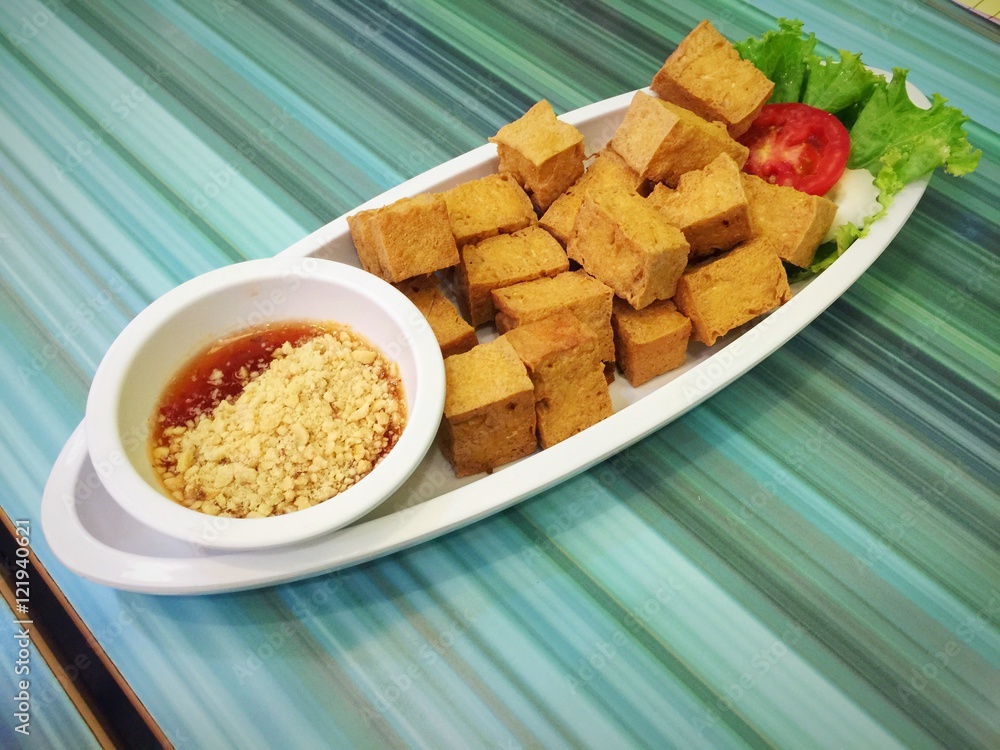 Naklejka premium Fries tofu with sweet and spicy sauce (thai food)