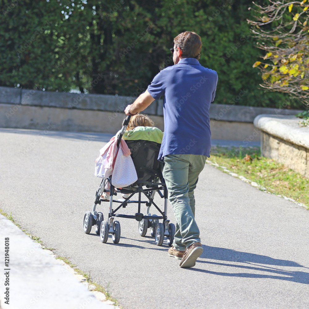 Obraz premium Papa et poussette