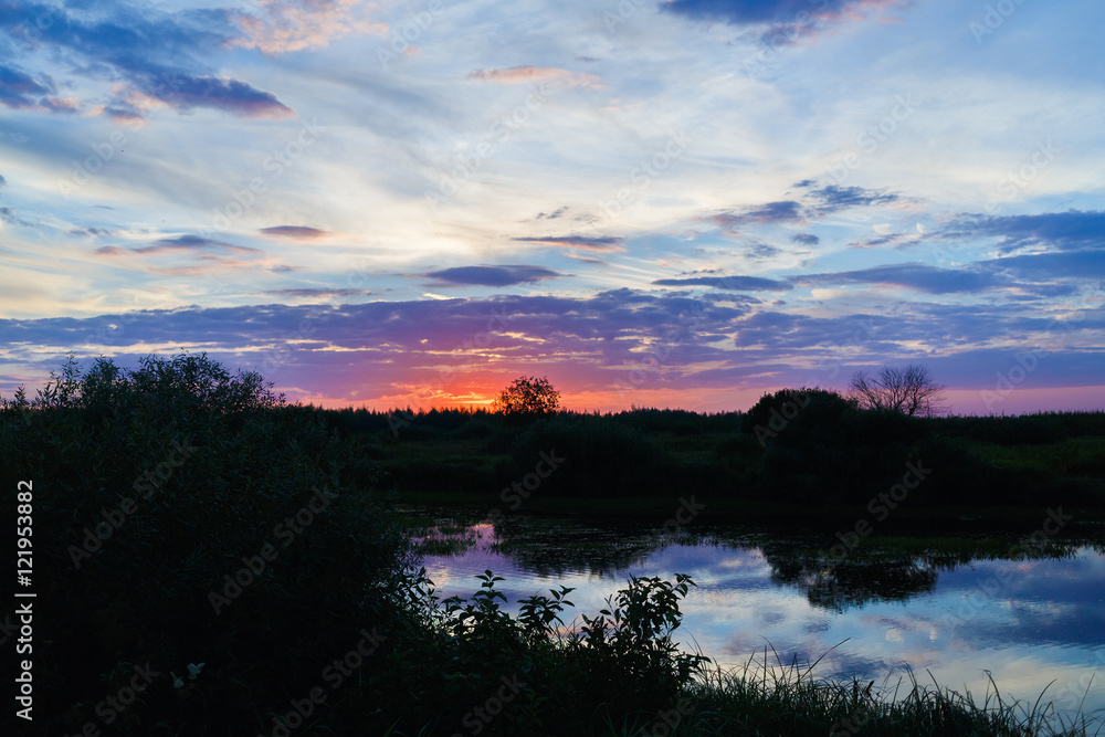 Obraz premium Colorful sunset and pond