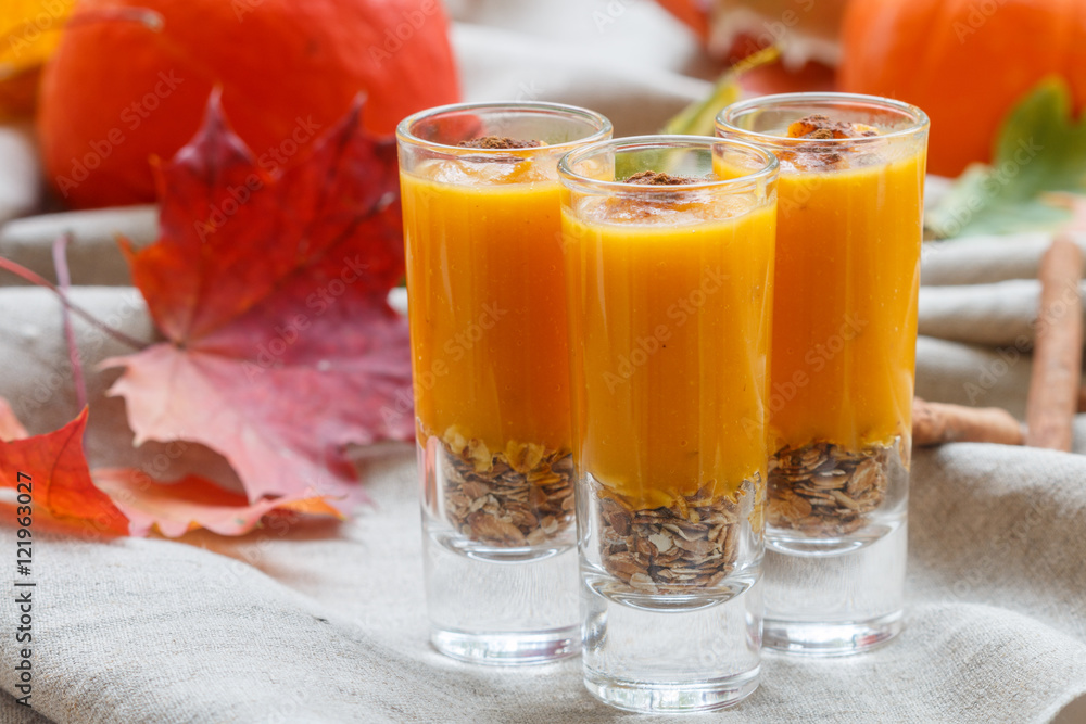 Pumpkin smoothies with cinnamon, ginger and granola Pumpkin smoothies with cinnamon, ginger and granola
