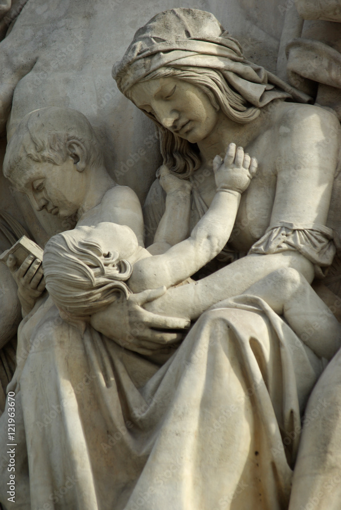 Statue de femme avec enfants de l'arc de triomphe de l'Etoile à Paris, France
