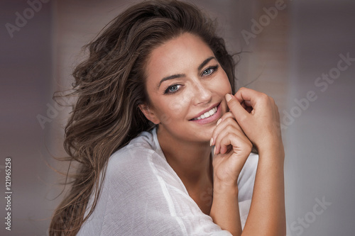 Obraz na płótnie Beauty portrait of natural adult woman. w salonie