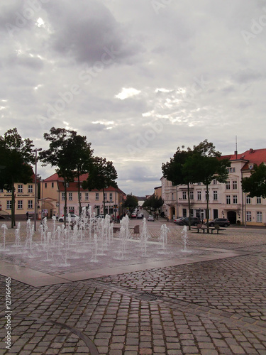 Springbrunnen auf dem Marktplatz von Neustrelitz © silbertaler
