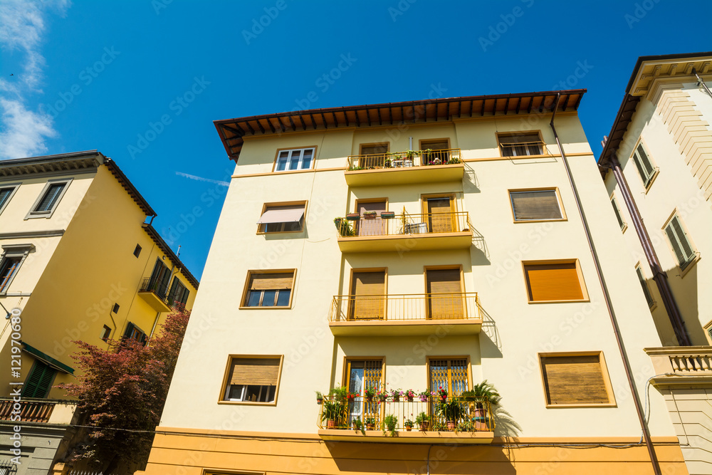 Fototapeta premium buildings under a blue sky in Tuscany