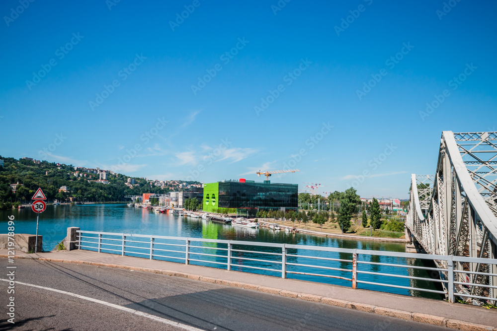 La Saône dans le quartier de Confluence à Lyon et le pont ferroviaire de La Mulatière