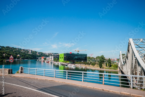 La Saône dans le quartier de Confluence à Lyon et le pont ferroviaire de La Mulatière © Gerald Villena