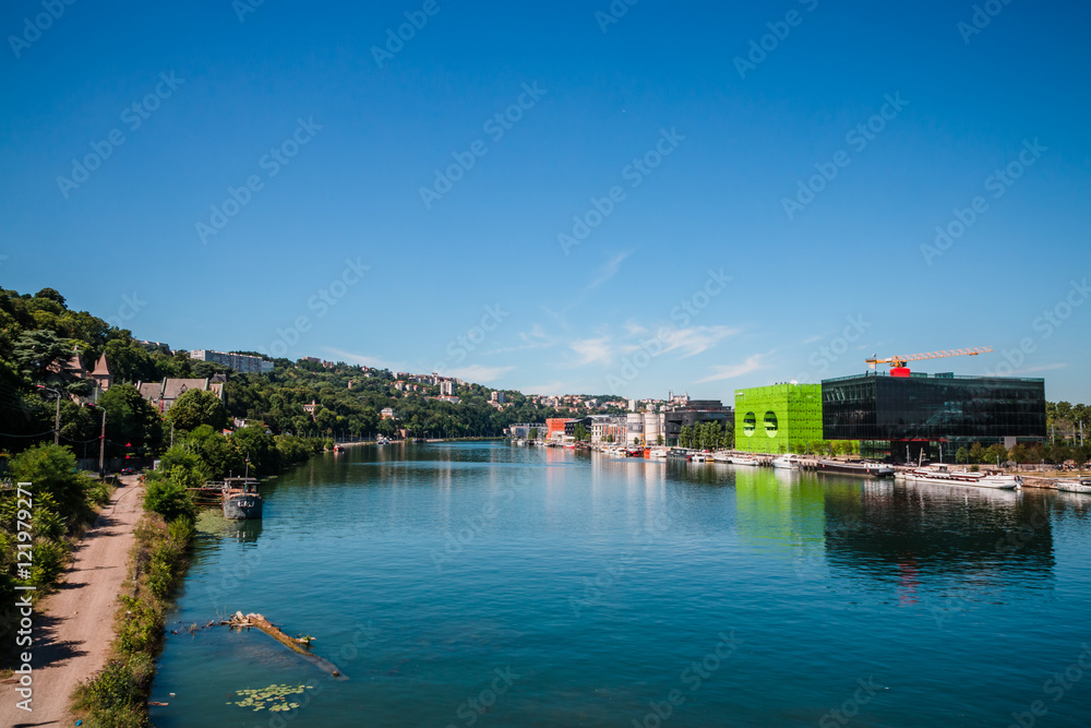 Reflets des bâtiments dans la Saône dans le quartier de Confluence à Lyon