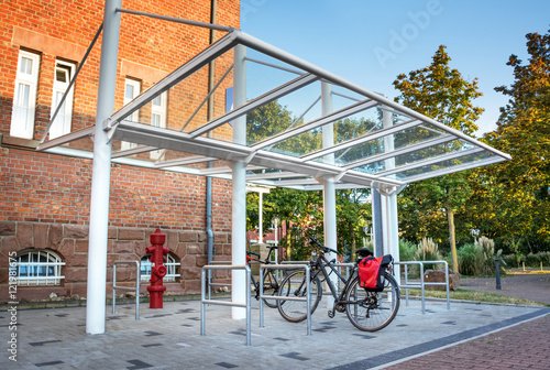 Fahrradständer überdacht – Moderner Stellplatz für Fahrräder
