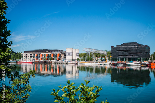 Fotomurale Reflets des bâtiments dans la Saône dans le quartier de Confluence à Lyon
