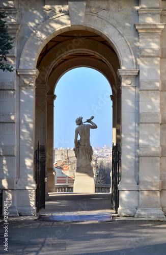 Palacio Longchamp en Marsella, visto desde sus jardines y con vistas a la ciudad photo