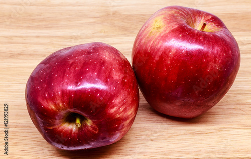 Obraz na płótnie Fresh red apple on wood background. w salonie