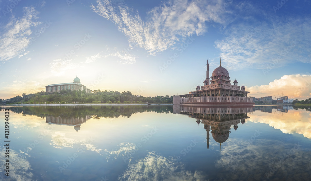 Fototapeta premium Morning reflections of Putra Mosque and Perdana Putra in Putraja
