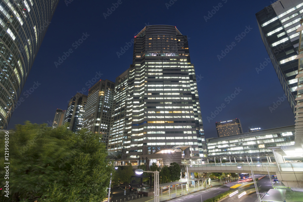 Obraz premium 品川駅 と高層ビル群 夕景 夜景
